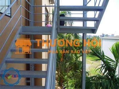 Làm cầu thang sắt ngoài trời