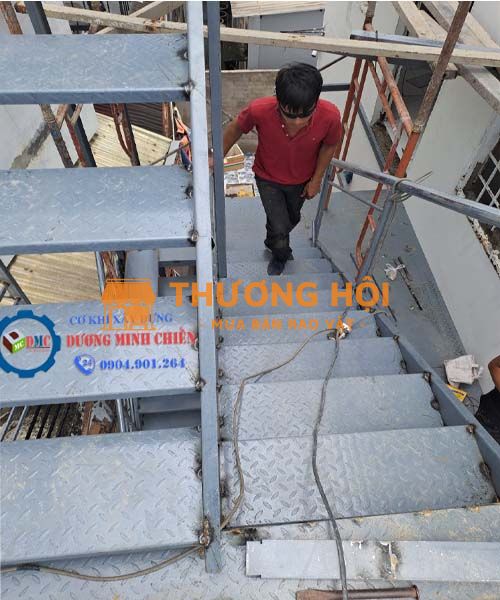Làm Cầu Thang Sắt Thoát Hiểm