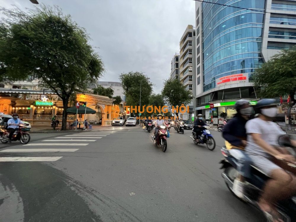 CHO THUÊ NHÀ GÓC 2 MẶT TIỀN VÕ VĂN TẦN . QUẬN 3