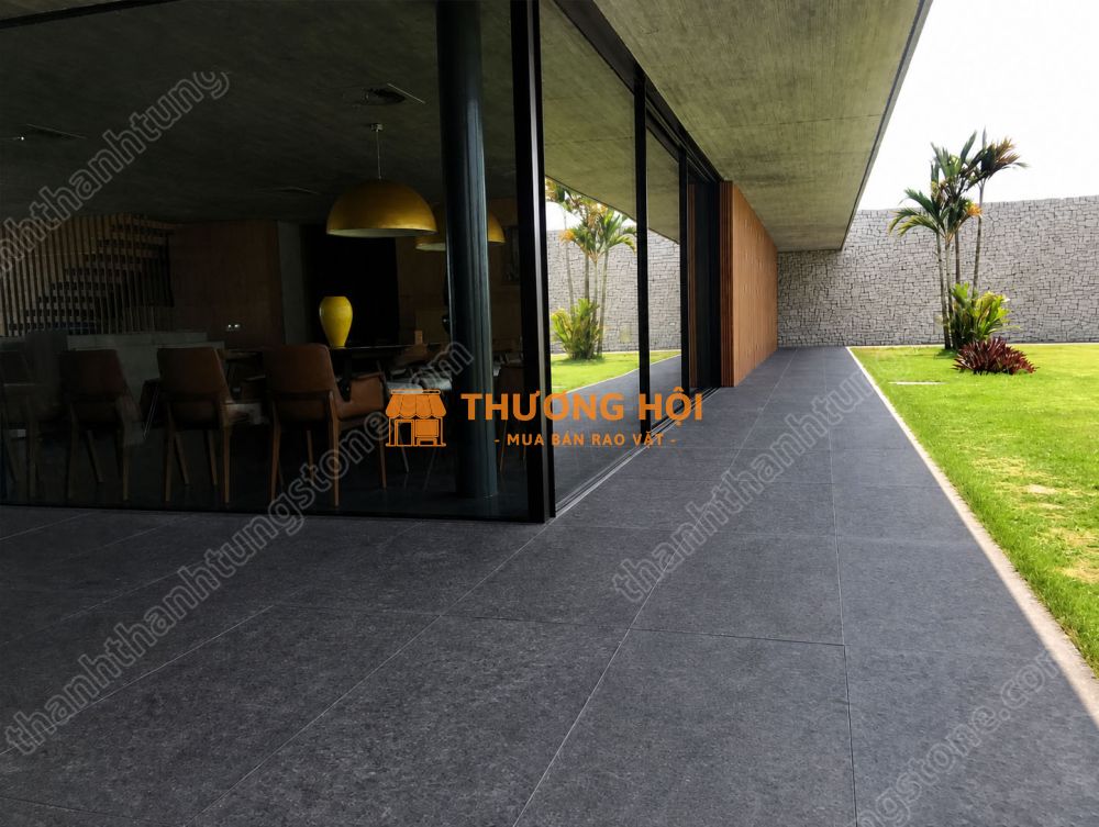 Đá bazan đen khò lửa – chống trơn vượt trội, bền đẹp cho công trình ngoài trời