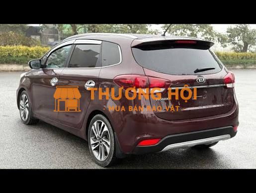 Kia Rondo đời 2017 - GAT, số tự động, màu đỏ mận.