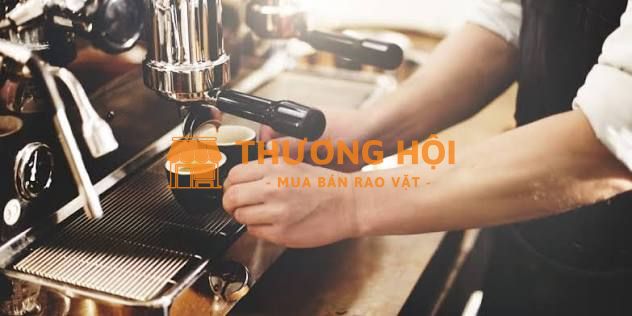 Nhân viên phục vụ và pha chế cho quán cafe